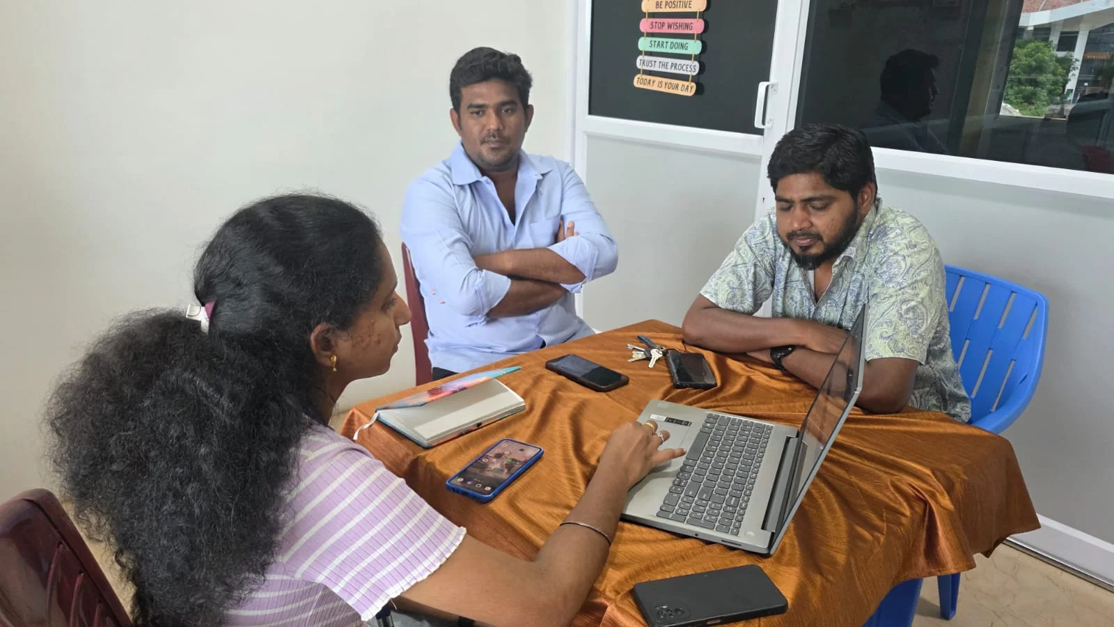 Freshora colleagues working together and taking responsibility